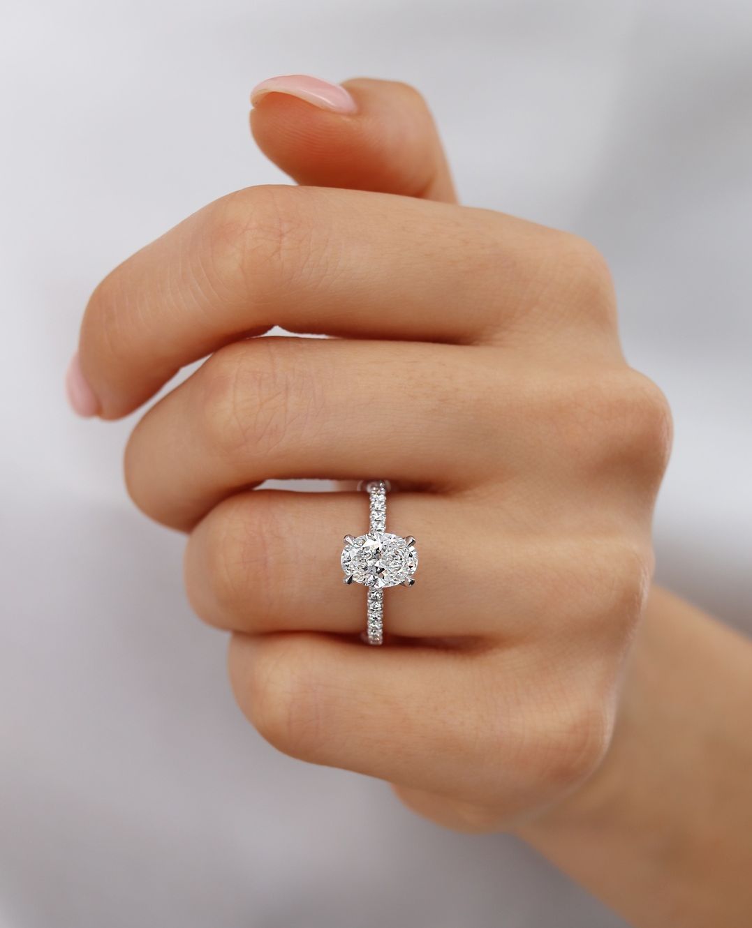 Anillo de compromiso solitario oval halo escondido