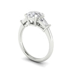 Anillo de compromiso tres piedras trapecio