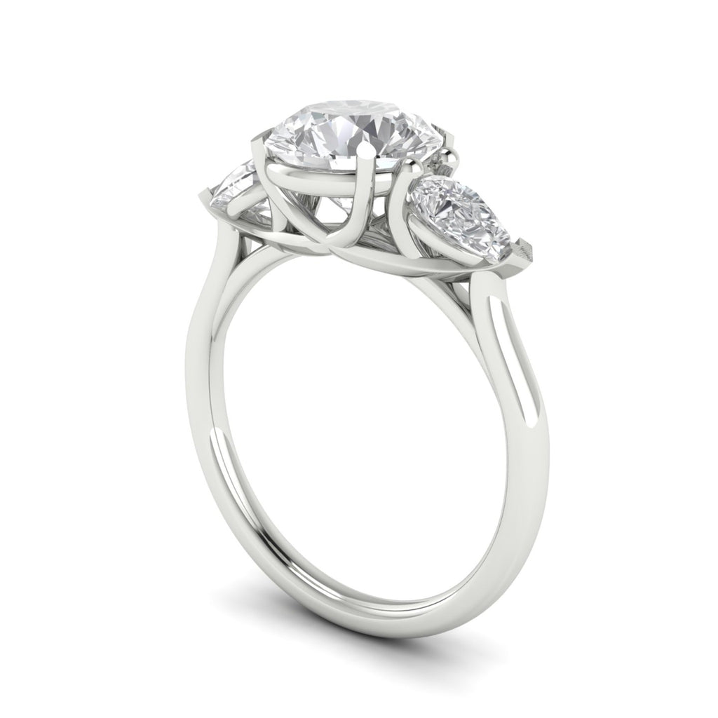 Anillo de compromiso tres piedras gota