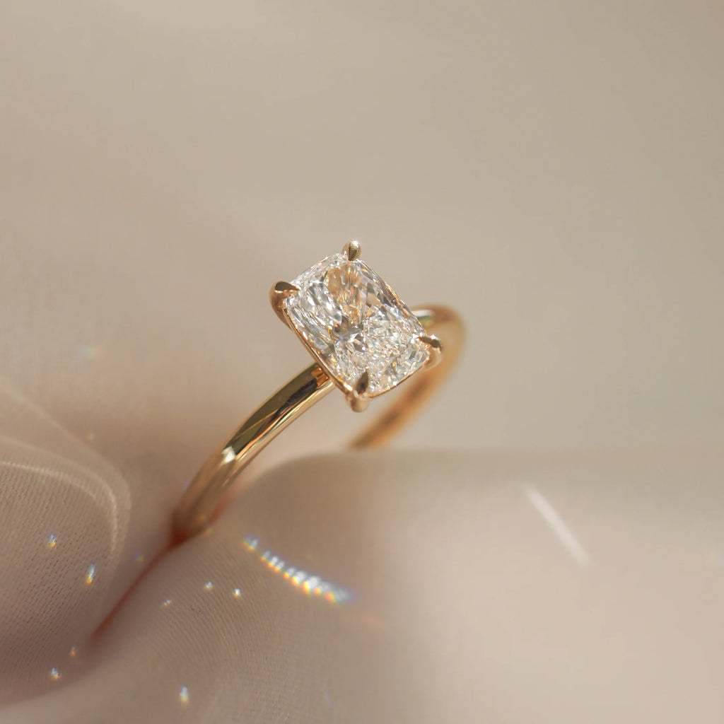Anillo de compromiso solitario corte esmeralda
