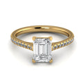 Anillo de compromiso pavé y solitario, forma corte esmeralda, en oro amarillo, Joyería Bruzzone