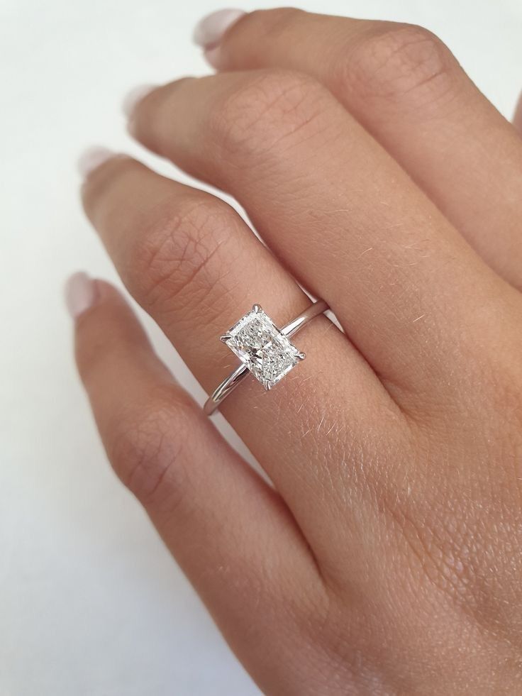 Anillo de compromiso solitario corte esmeralda