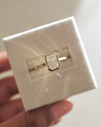 Anillo de compromiso solitario corte esmeralda bezel