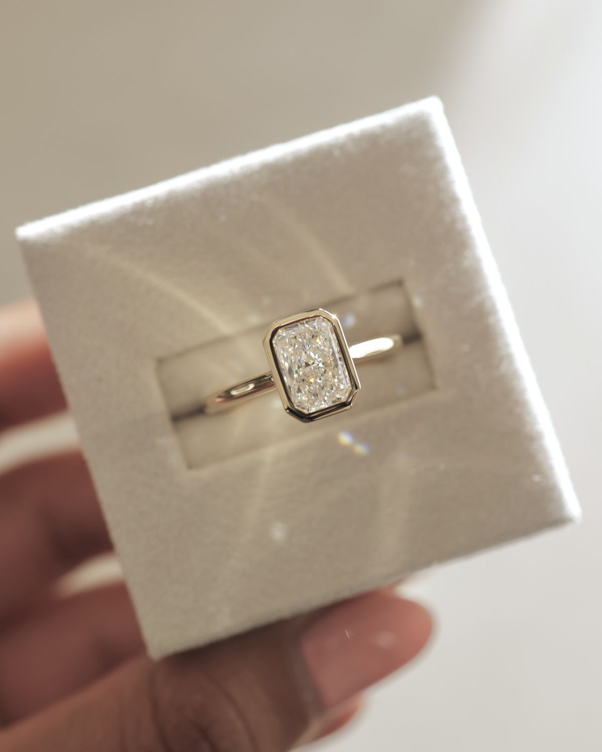 Anillo de compromiso solitario corte esmeralda bezel