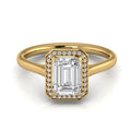 Anillo de compromiso halo, forma corte esmeralda, en oro amarillo, Joyería Bruzzone