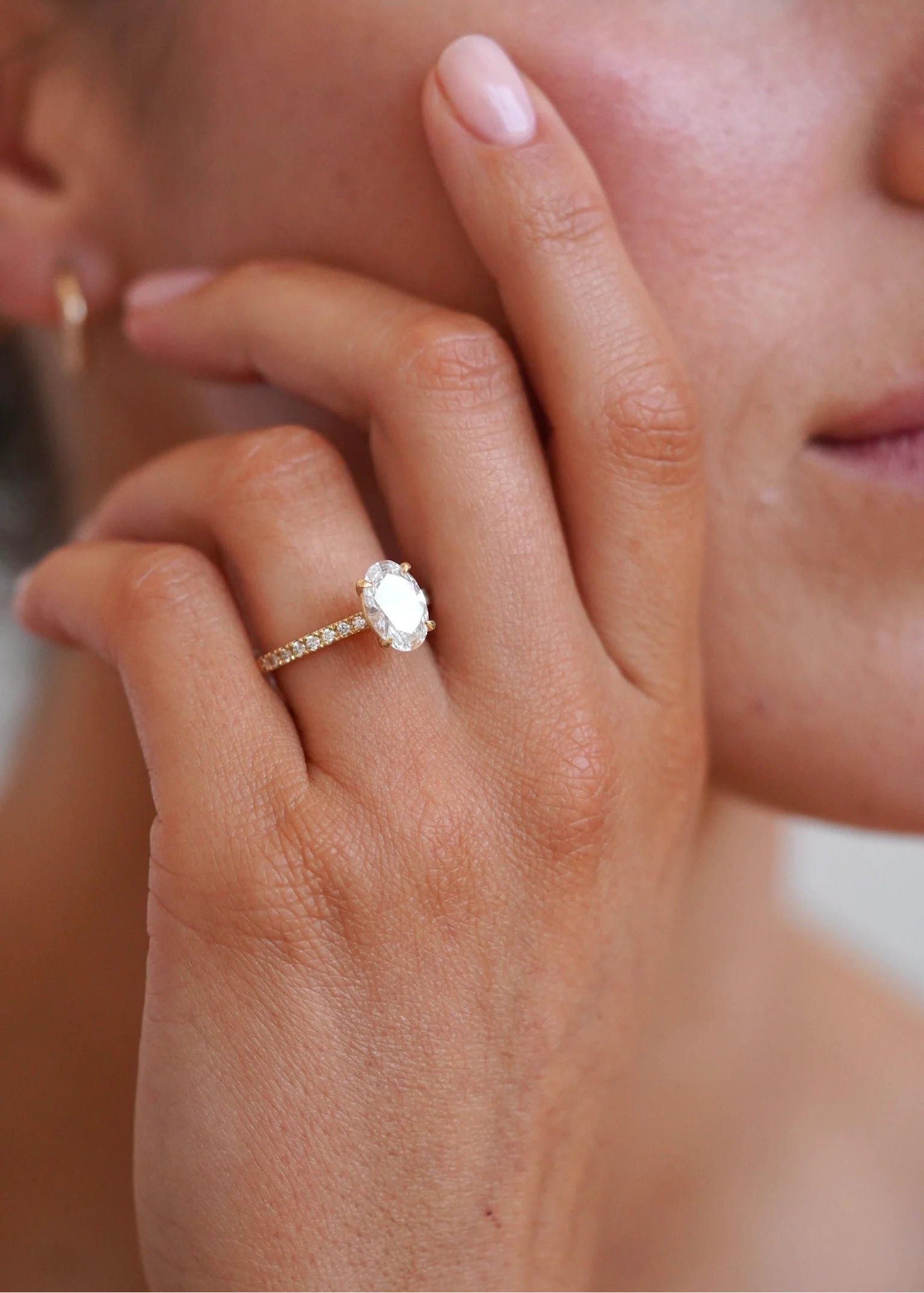 Anillo de compromiso solitario oval halo escondido