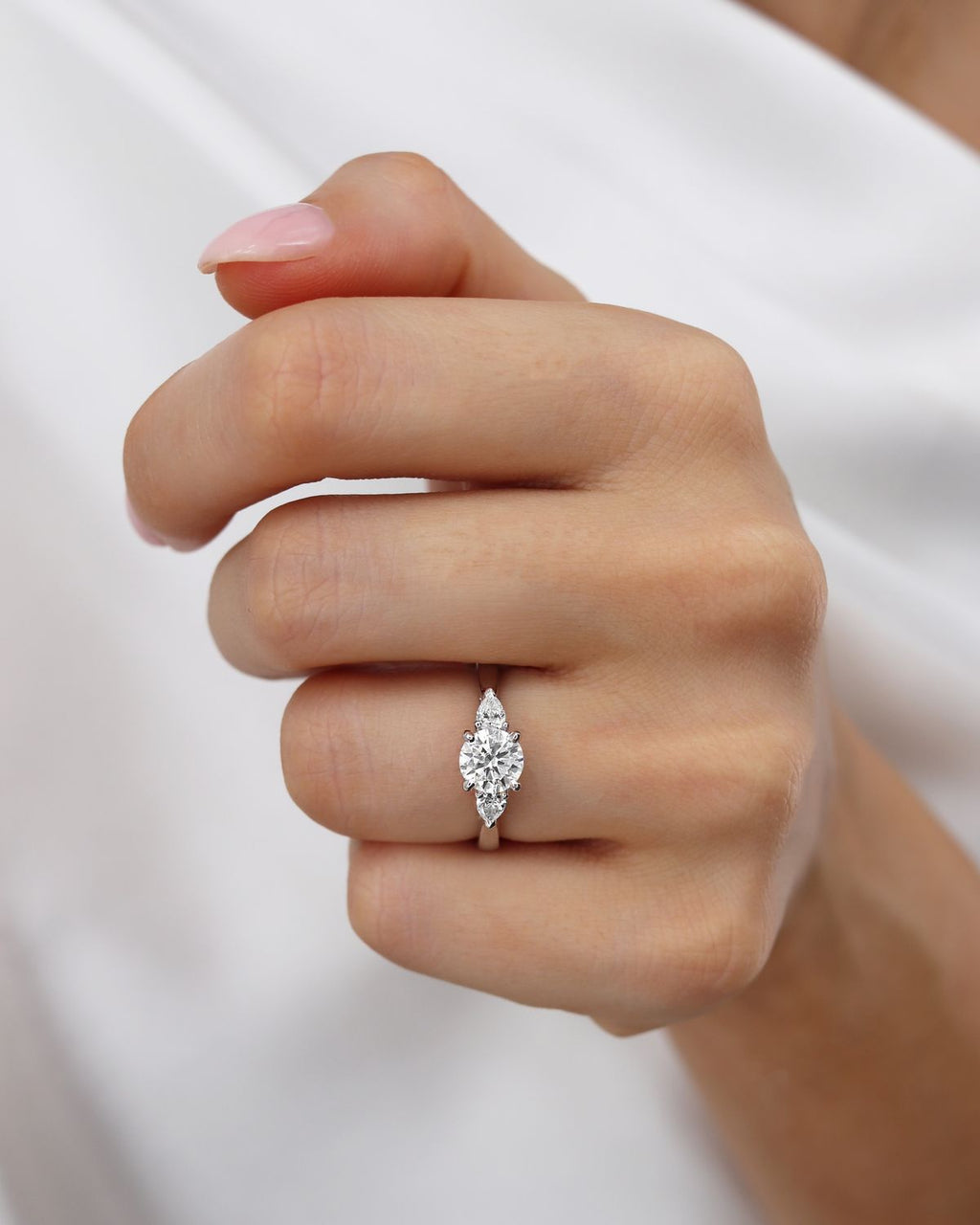 Anillo de compromiso tres piedras gota Florencia Oro Blanco
