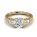 Anillo de compromiso tres piedras, forma trapecio, en oro amarillo, Joyería Bruzzone