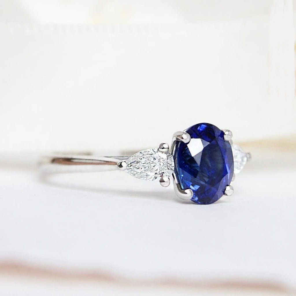 Anillo de compromiso zafiro ovalado tres piedras