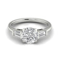 Anillo de compromiso tres piedras, forma trapecio, en oro blanco, Joyería Bruzzone