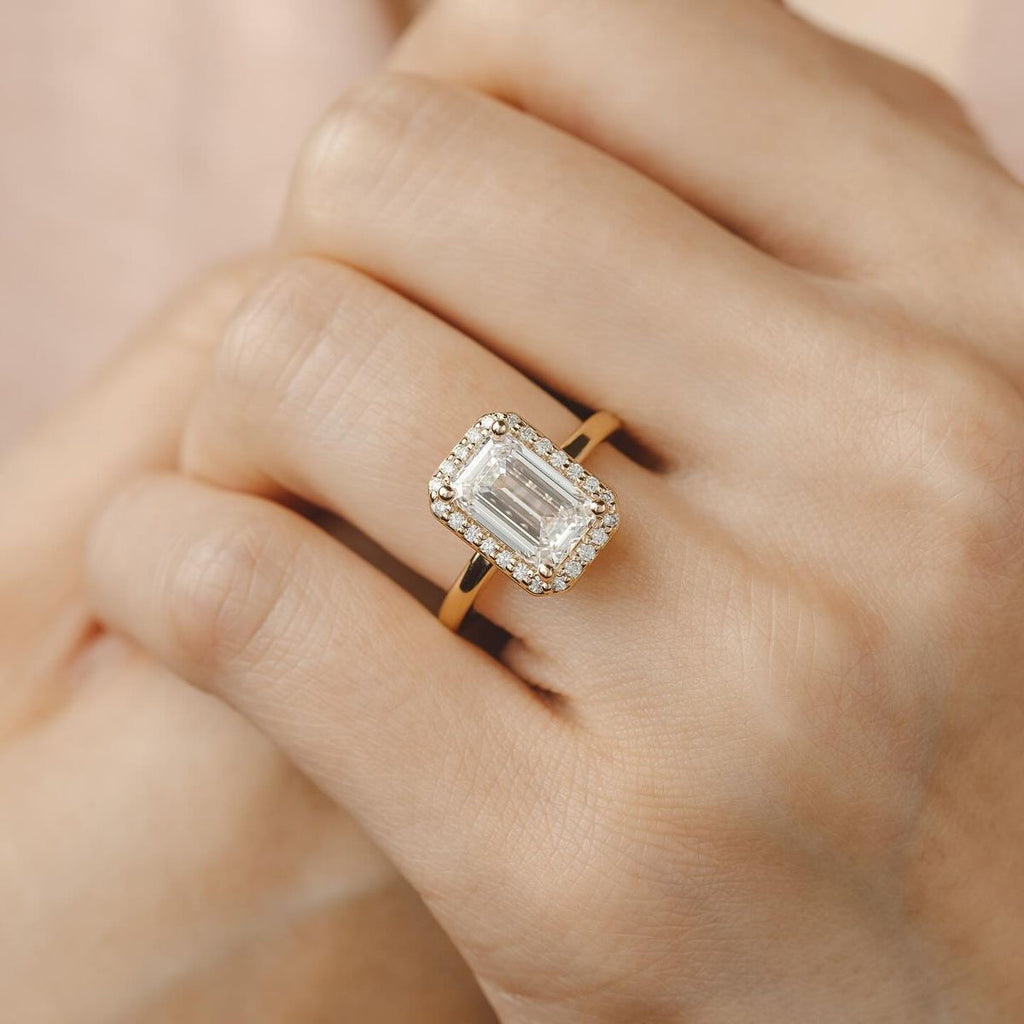 Anillo de compromiso halo corte esmeralda