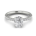 Anillo de compromiso solitario y pavé, forma oval, en oro blanco, Joyería Bruzzone
