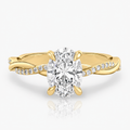 Anillo de compromiso solitario y pavé, forma oval, en oro amarillo, Joyería Bruzzone
