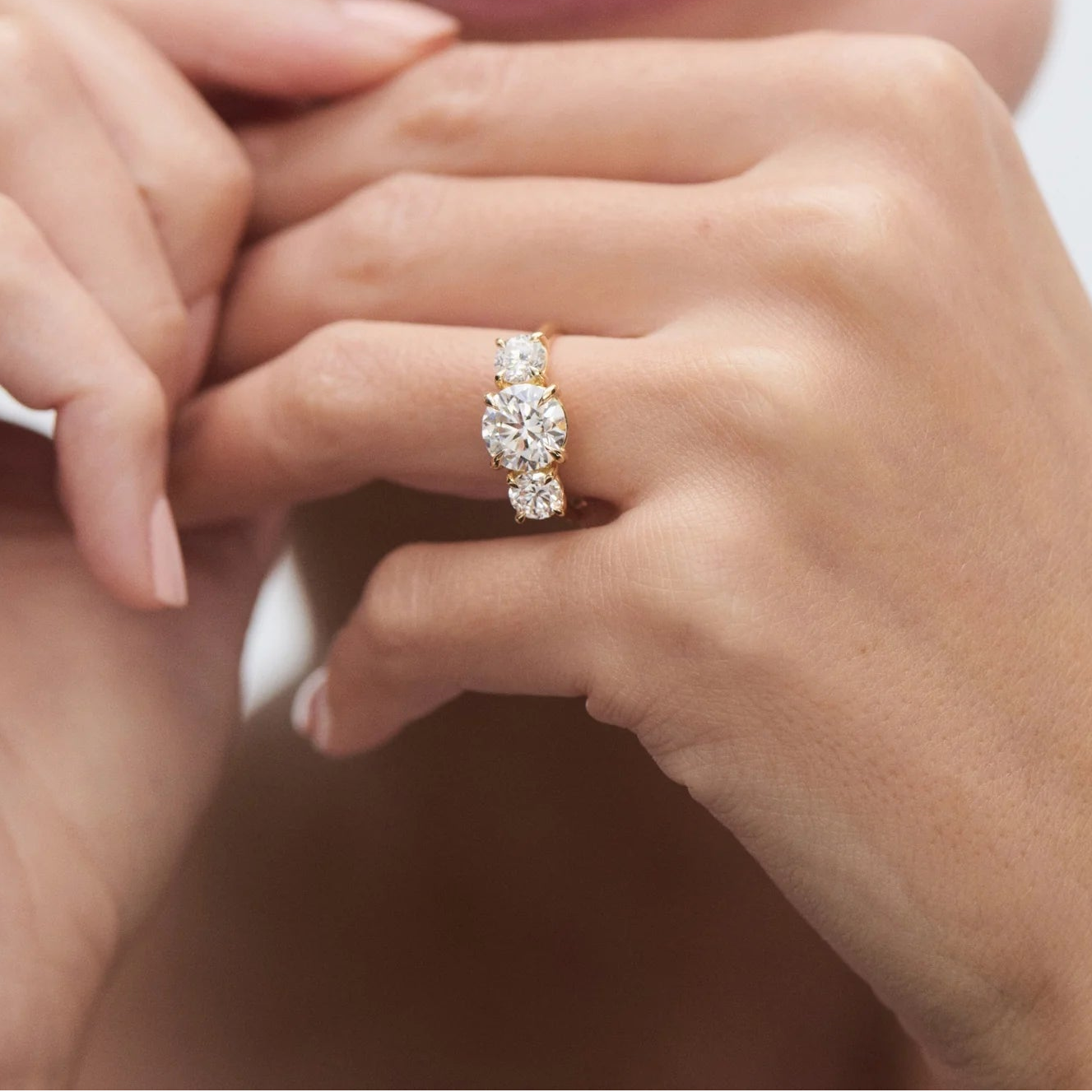 Anillo de compromiso tres piedras redondo