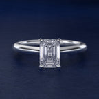 Anillo de compromiso solitario corte esmeralda