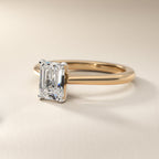 Anillo de compromiso solitario corte esmeralda