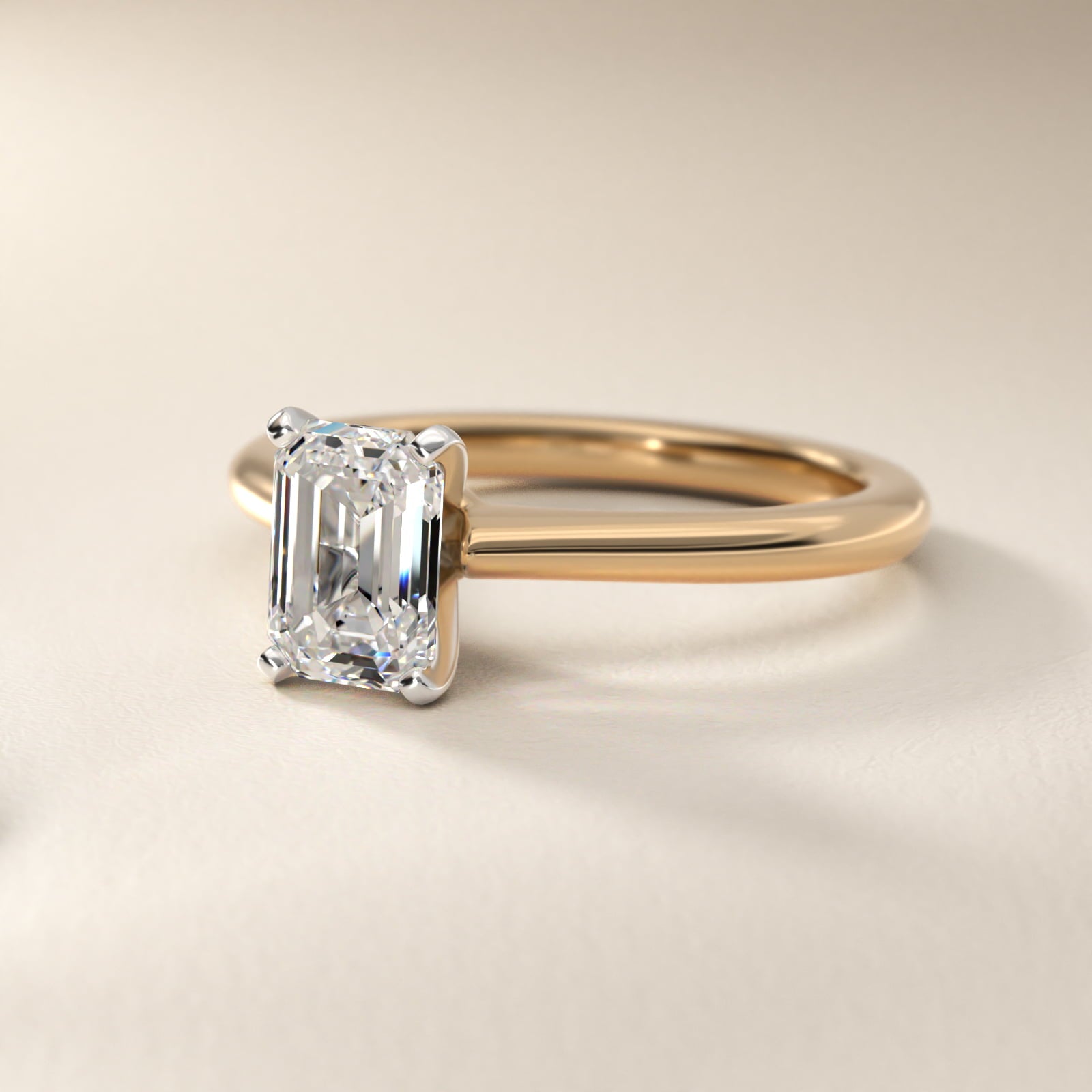 Anillo de compromiso solitario corte esmeralda