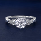 Anillo de compromiso tres piedras, forma gota, Joyería Bruzzone (vista 4)