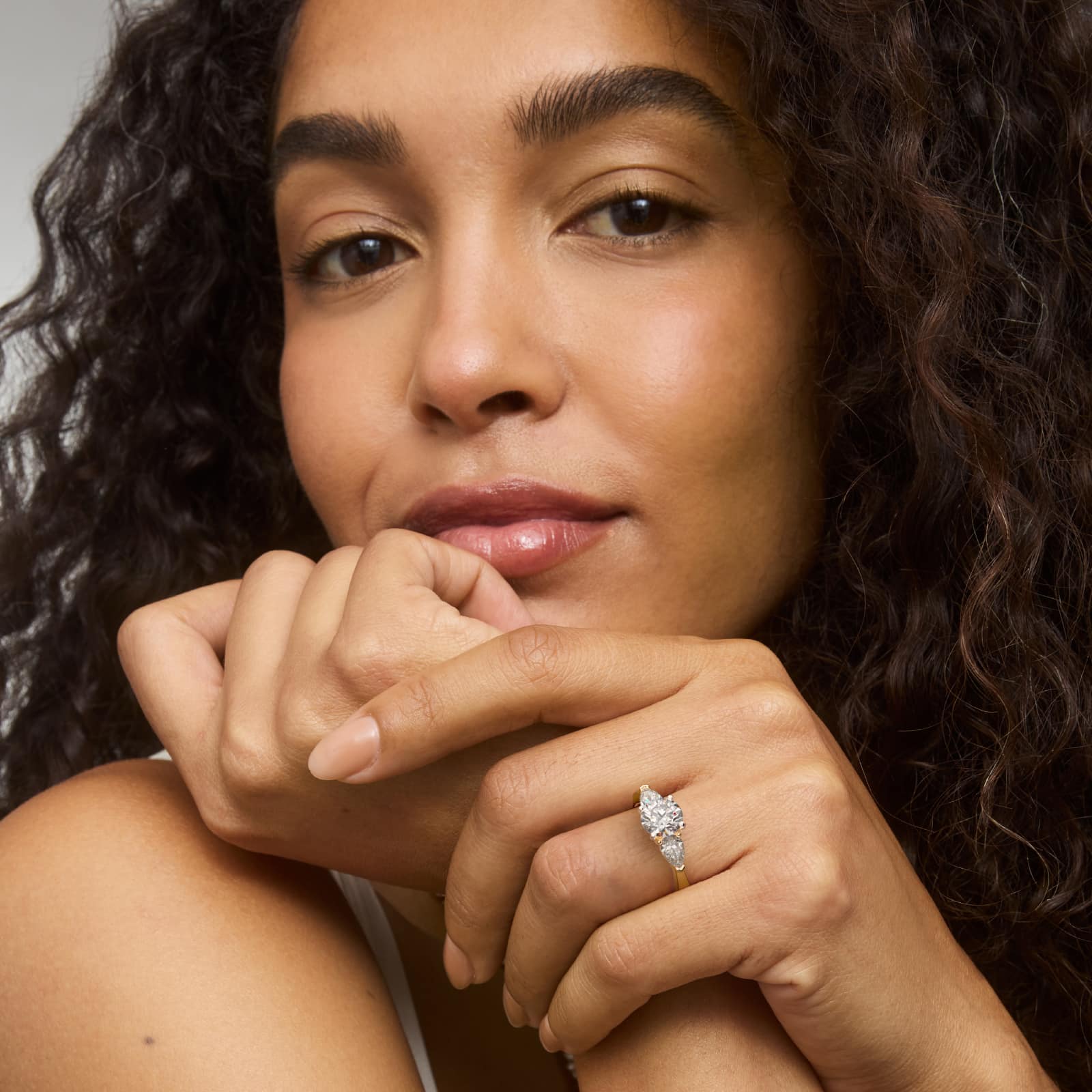 Anillo de compromiso tres piedras gotas