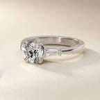 Anillo de compromiso tres piedras trapecio