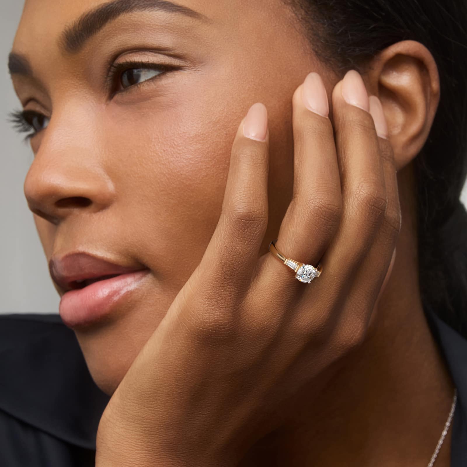 Anillo de compromiso tres piedras trapecio