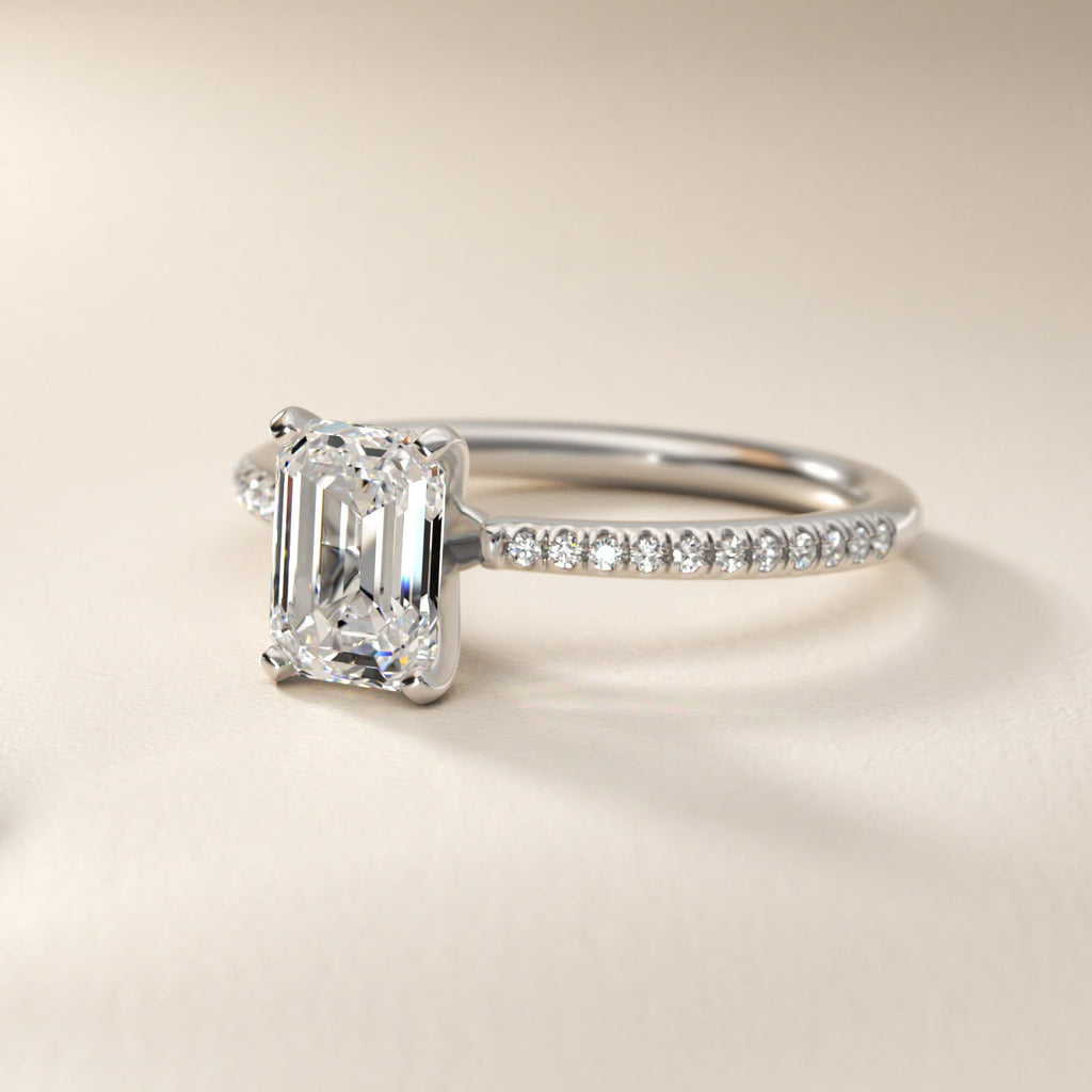 Anillo de compromiso solitario corte esmeralda pave
