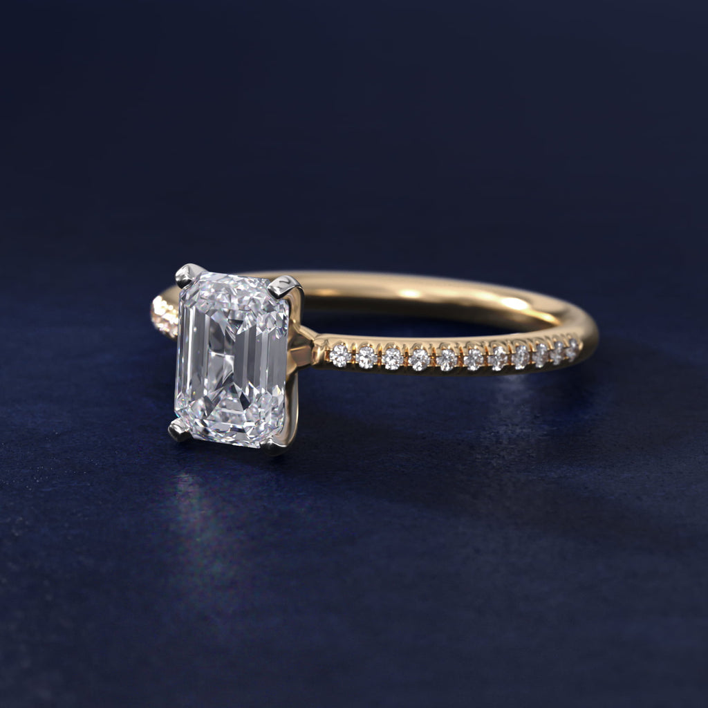 Anillo de compromiso solitario corte esmeralda pave