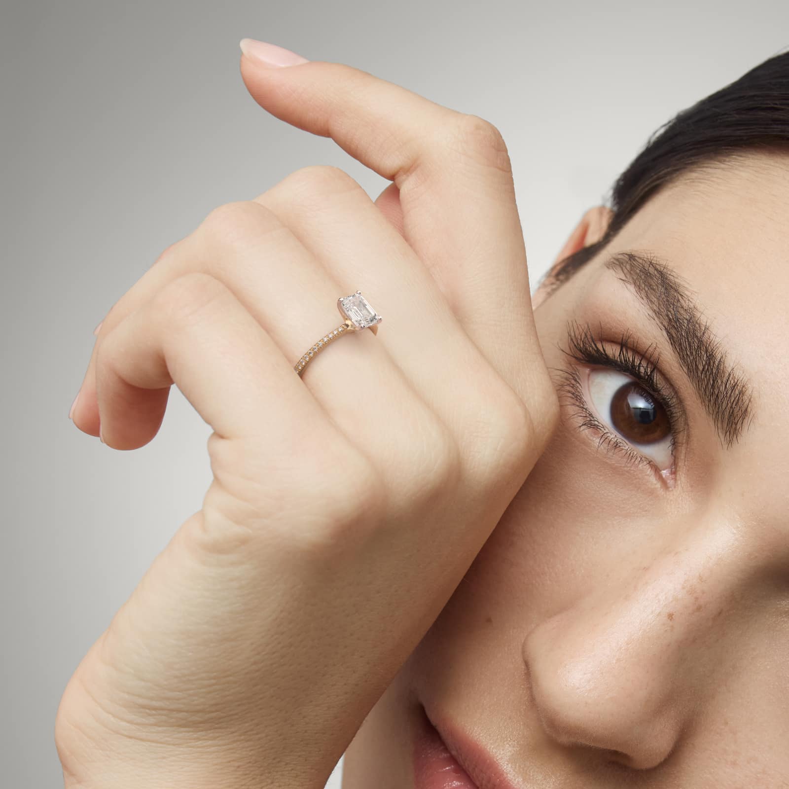 Anillo de compromiso solitario corte esmeralda pave