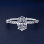 Anillo de compromiso solitario oval pave