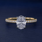 Anillo de compromiso solitario oval halo escondido