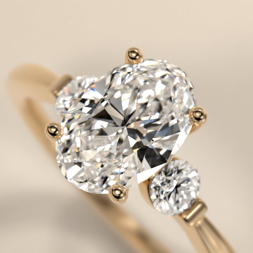 Anillo de compromiso ovalado tres piedras