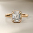 Anillo de compromiso halo corte esmeralda