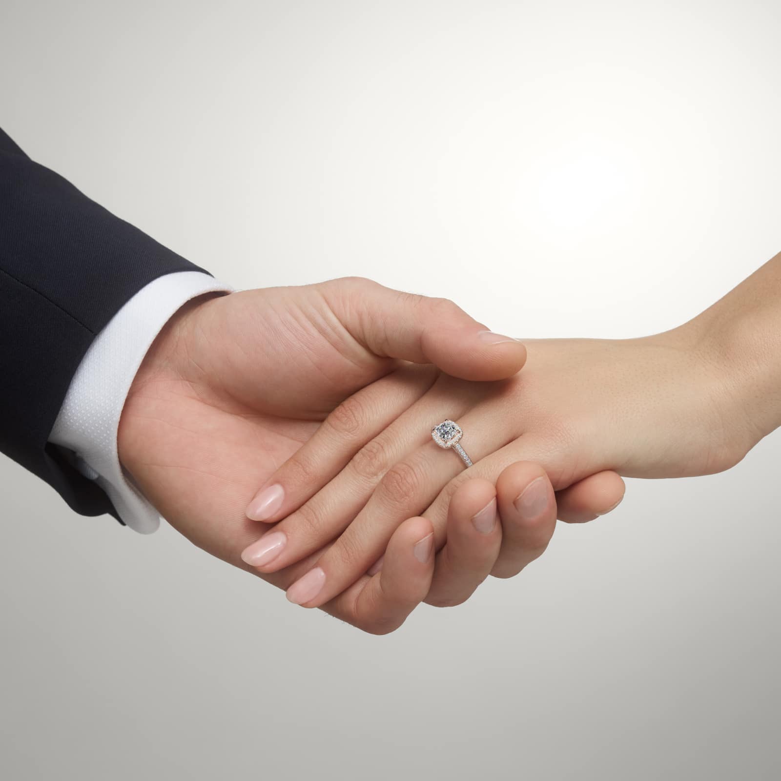 Anillo de compromiso halo cushion