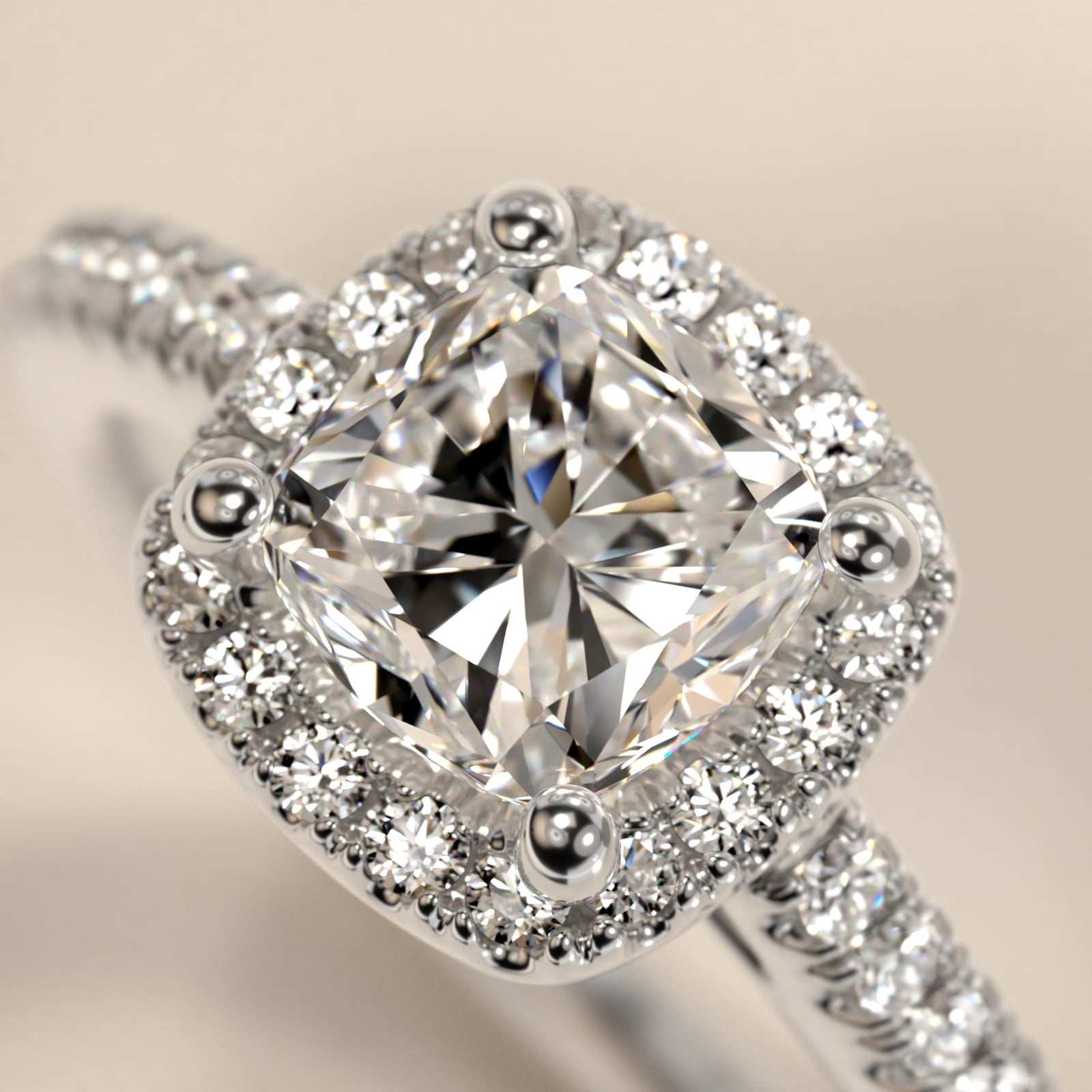 Anillo de compromiso halo cushion