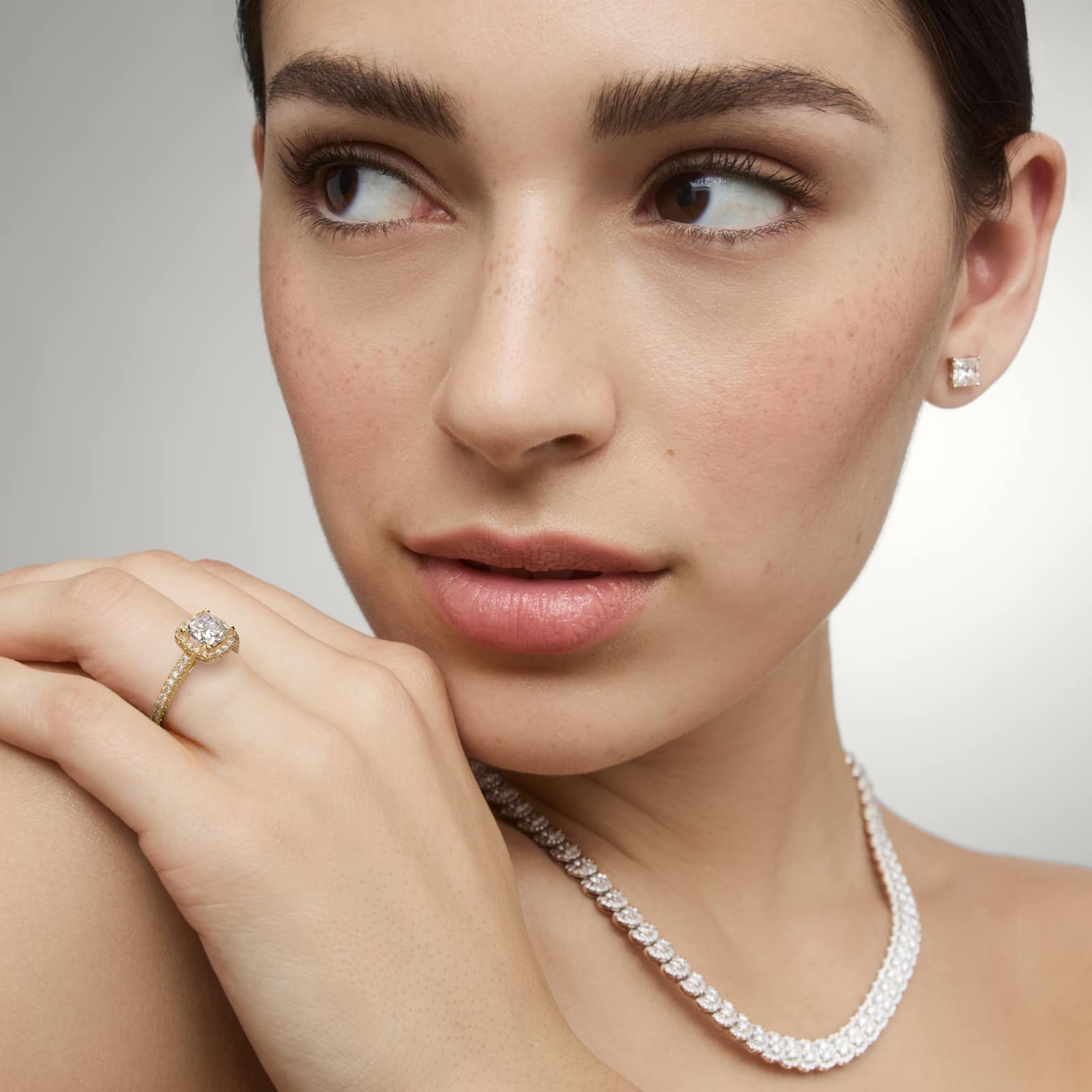 Anillo de compromiso halo cushion