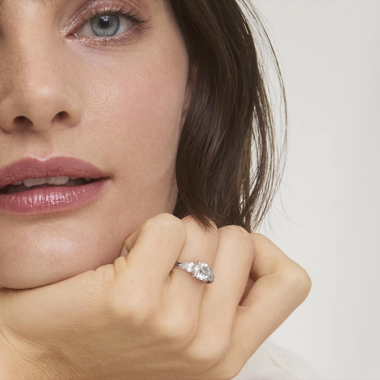 Anillo de compromiso tres piedras gota