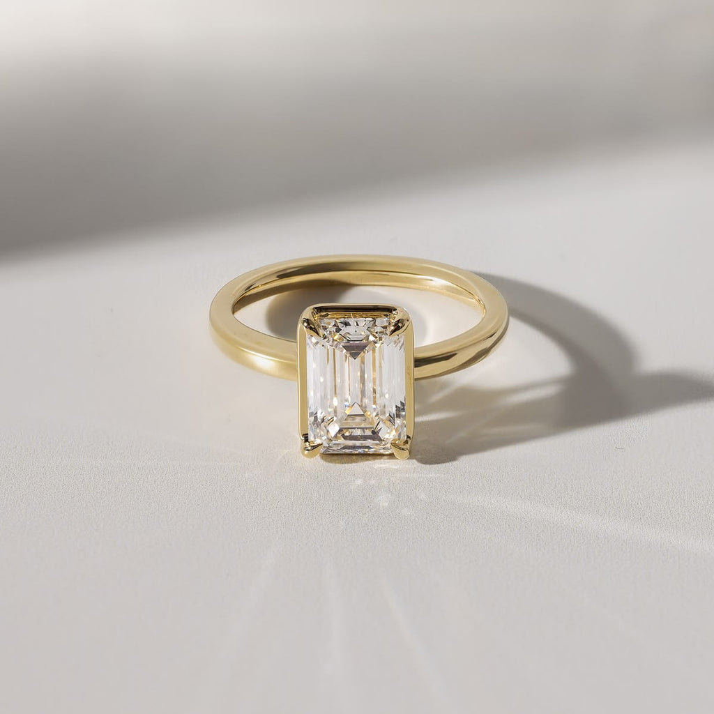 Anillo de compromiso solitario corte esmeralda bezel