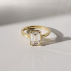 Anillo de compromiso solitario corte esmeralda bezel