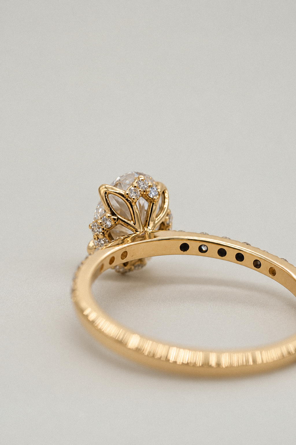 Anillo oval con detalle floral y pavé en oro amarillo, Joyería Bruzzone