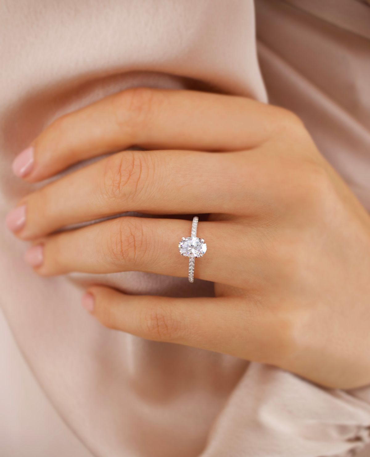 Anillo de compromiso solitario oval pave