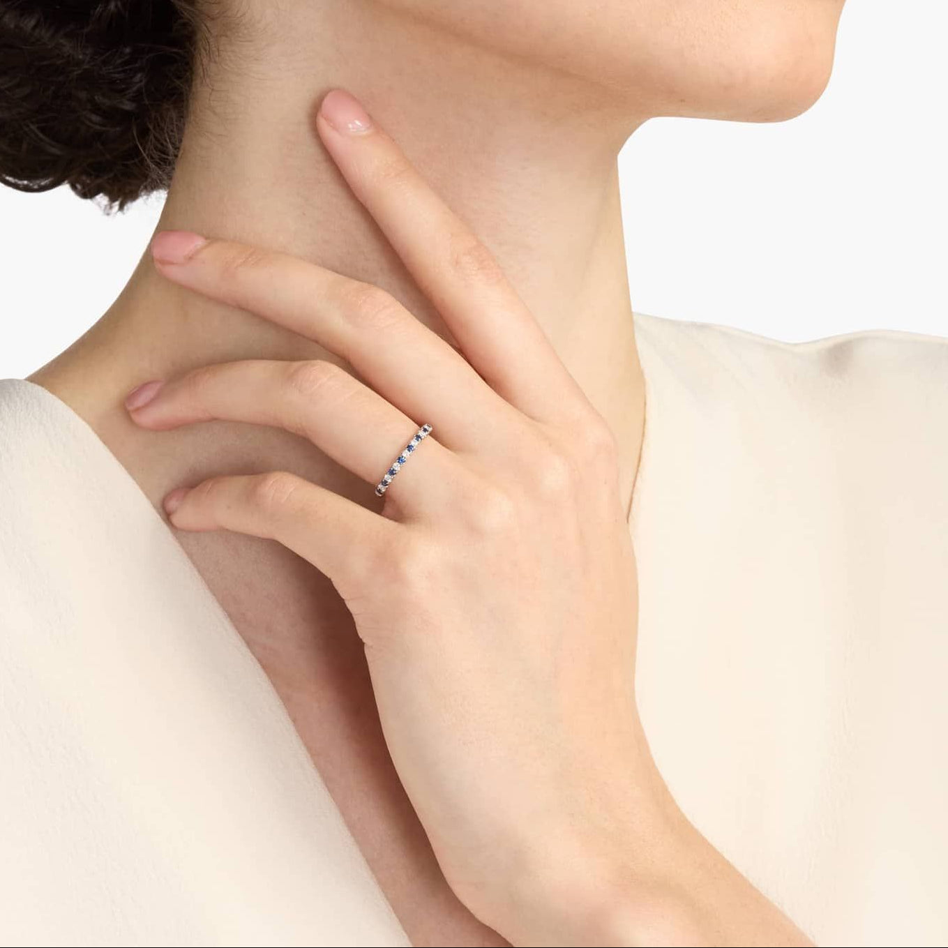 Anillo de compromiso medio cintillo Zafiro y diamantes
