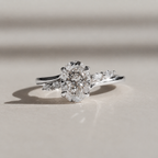 Anillo de compromiso oval curvo oro blanco