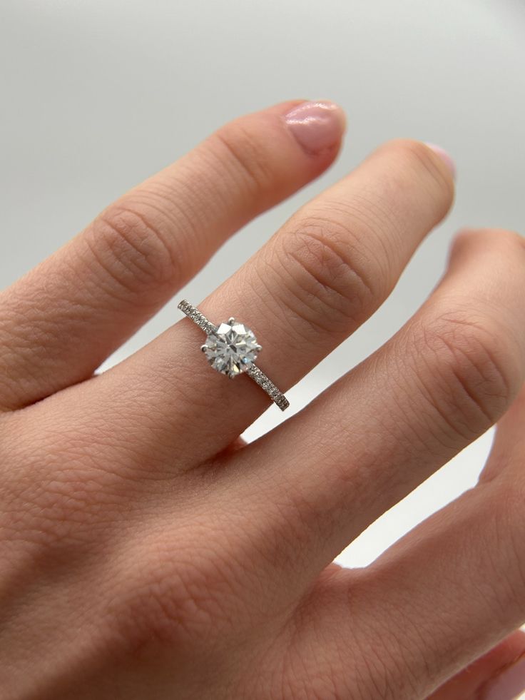 Anillo de compromiso solitario halo escondido