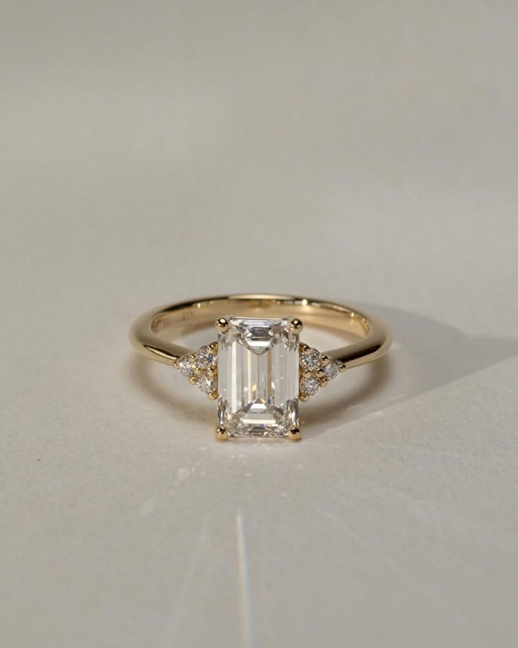 Anillo de compromiso tres piedras esmeralda