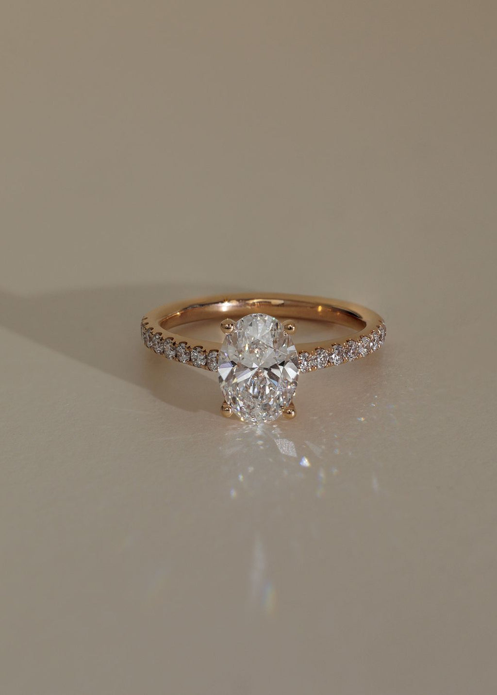 Diamante oval con engaste tulipán y pavé