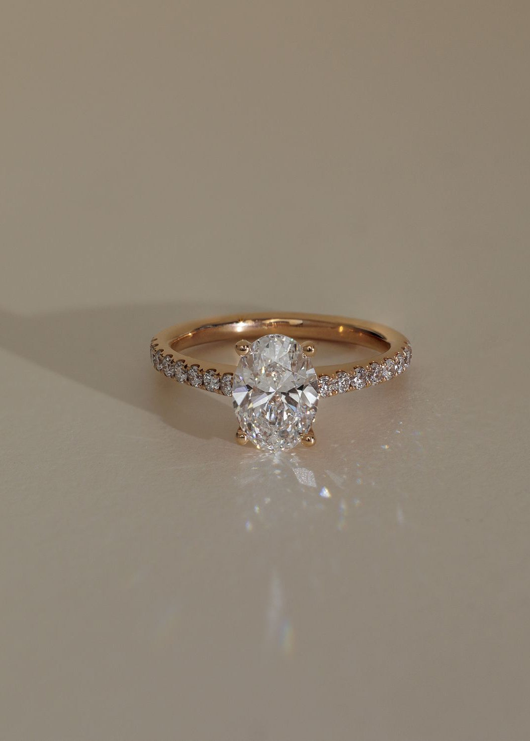 Diamante oval con engaste tulipán y pavé