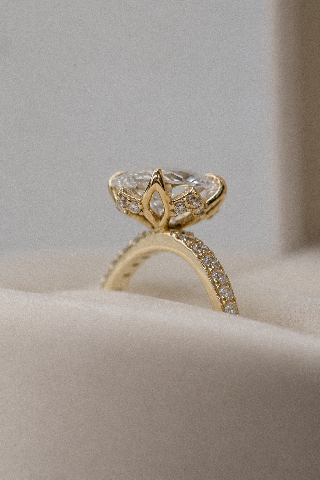 Diamante oval con engaste tulipán y pavé