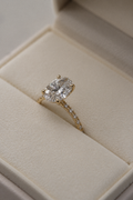 Solitario oval con pavé en oro amarillo, Joyería Bruzzone