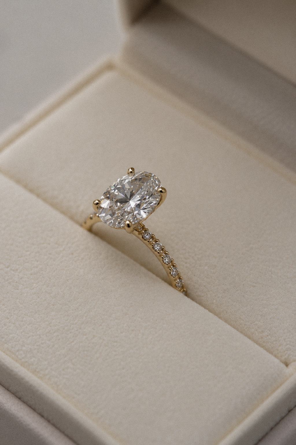 Solitario oval con pavé en oro amarillo, Joyería Bruzzone