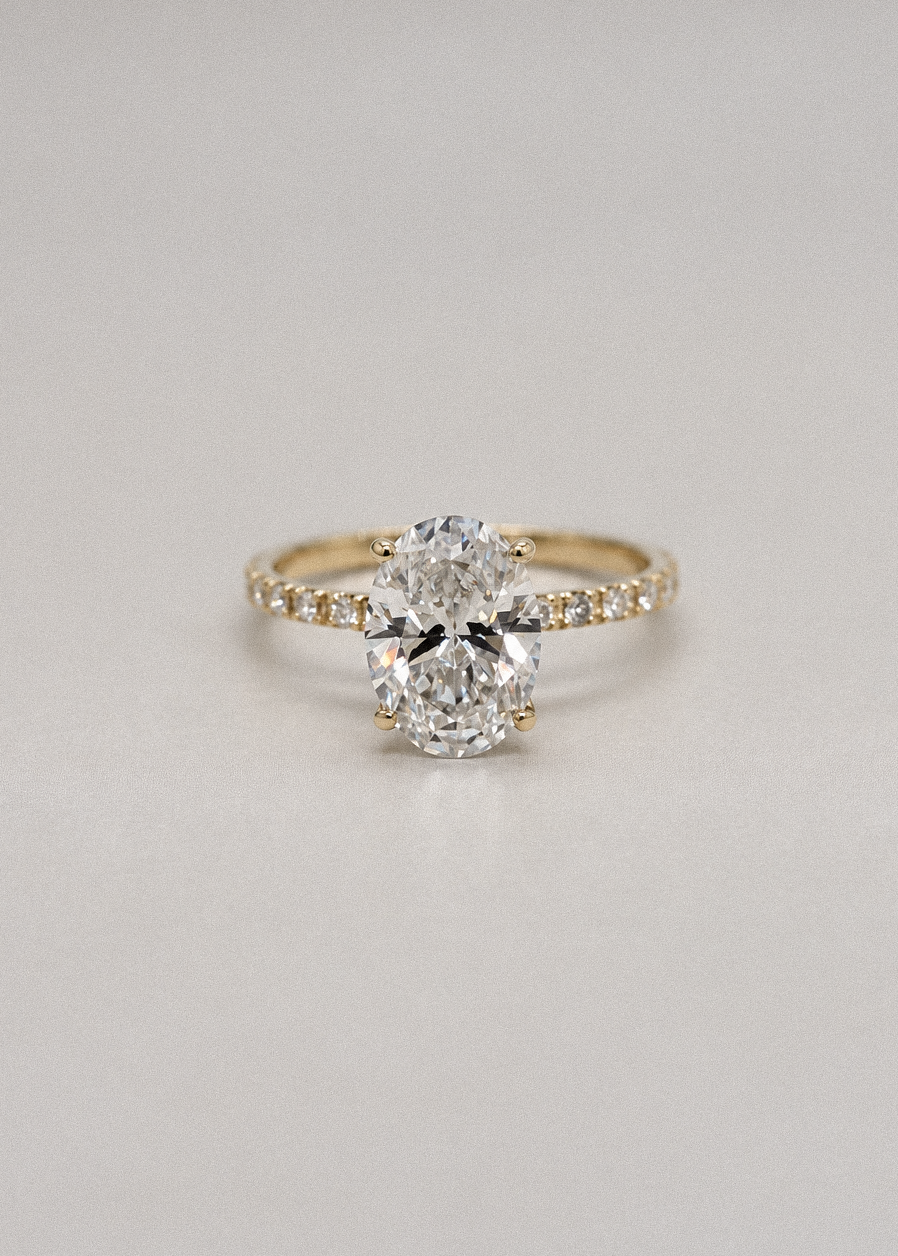 Solitario oval con pavé